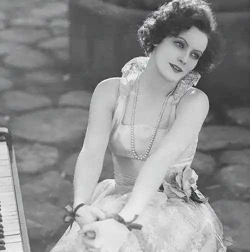 既是导演又是演员,以独特的魅力和才华著称,演员葛丽泰·嘉宝_作品