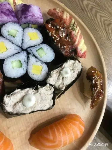 吞拿鱼军舰寿司