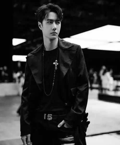 王一博东京香奈儿看秀,超季待遇排面满满