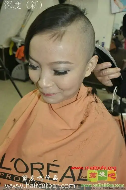 高中美女大胆尝试剃光头