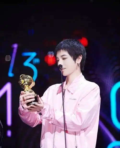 华晨宇参加咪咕音乐会,荣获三项大奖_歌迷_情话_沈月
