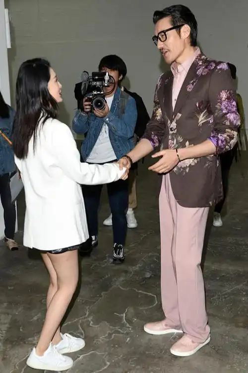 李沁一身白西装干练甜美 同框胡兵显最萌身高差