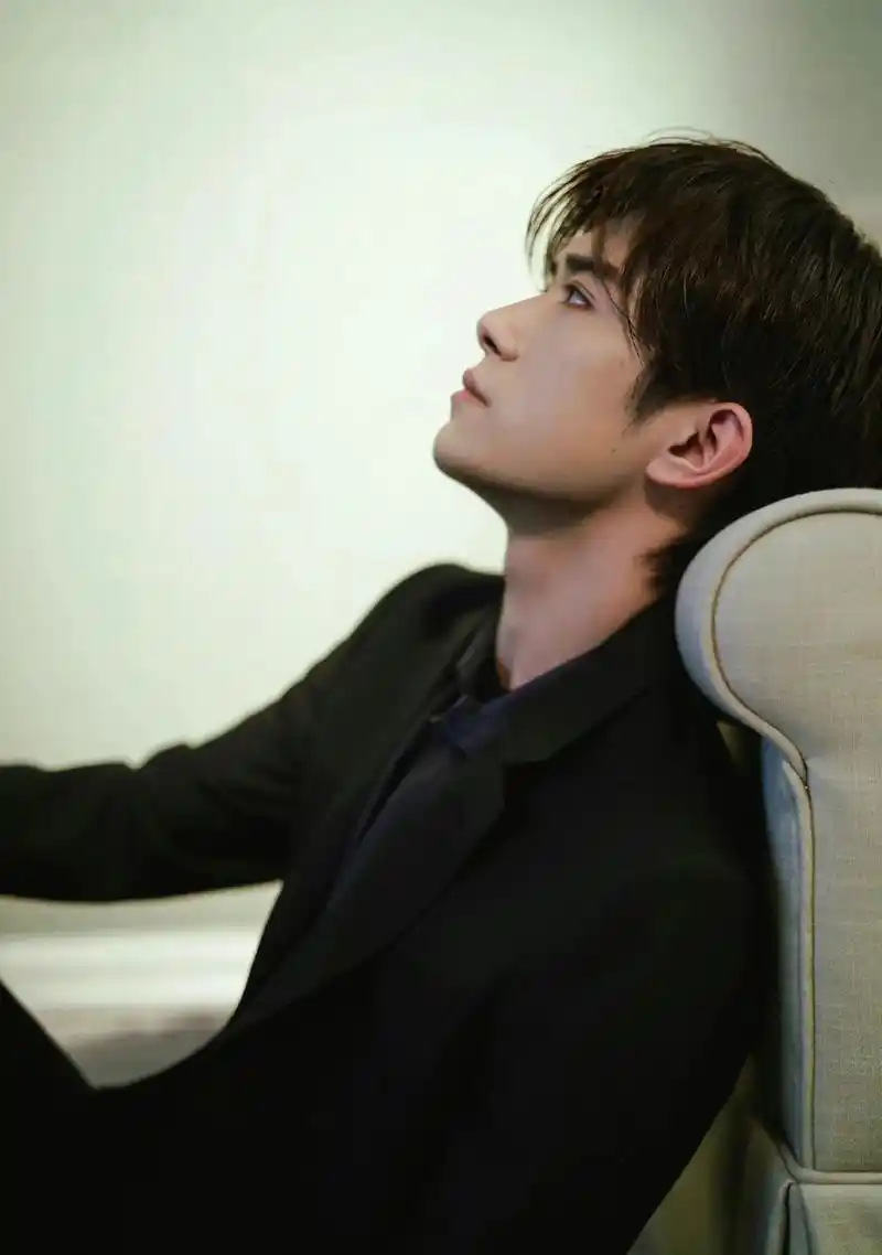【易烊千玺同人文】前两天的西装太鲨了 忍不住提笔写写做梦素材 - 抖