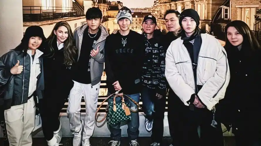 王俊凯给周杰伦庆生,透露林俊杰帮忙拍照,大合照破与昆凌婚变传言