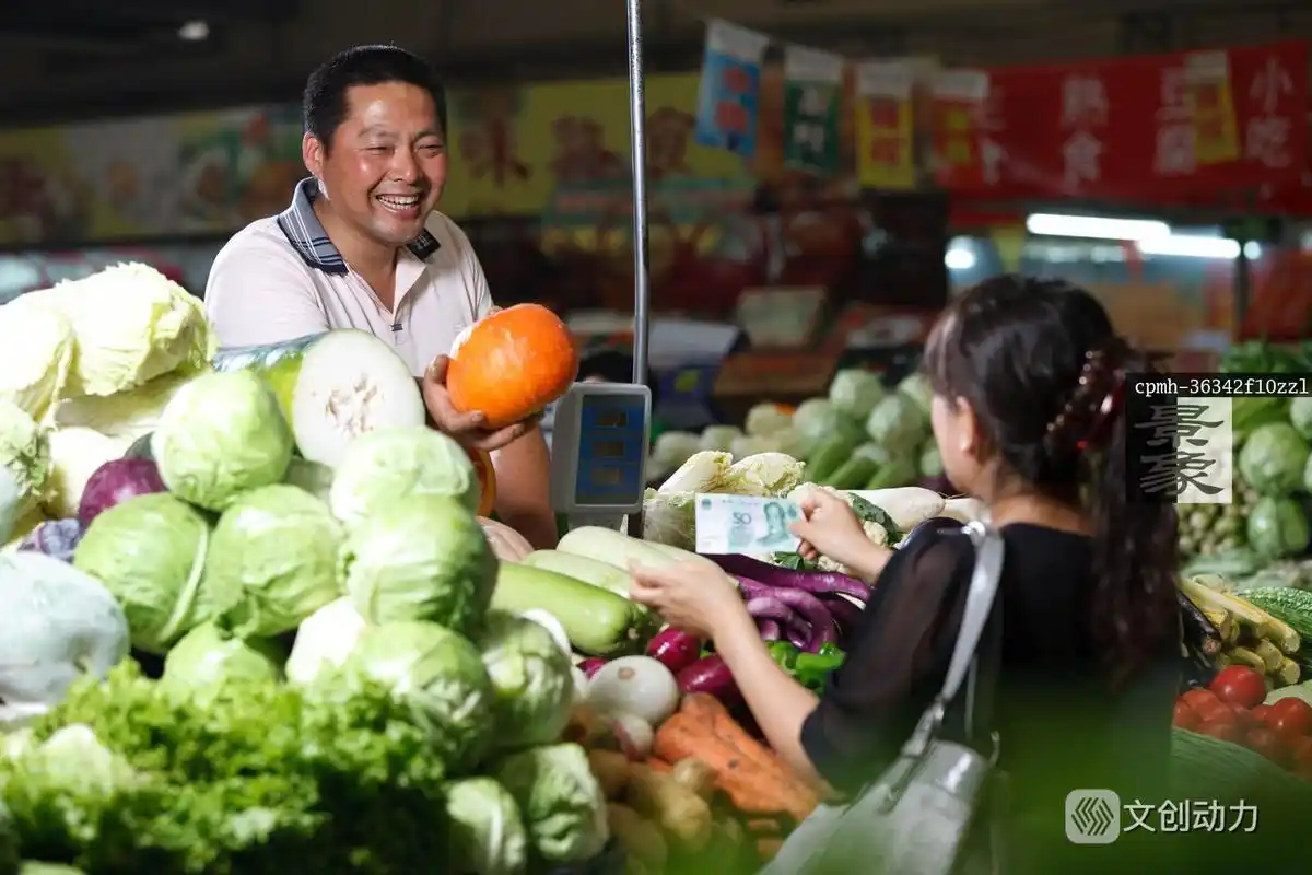 一个菜农在菜市场里卖菜