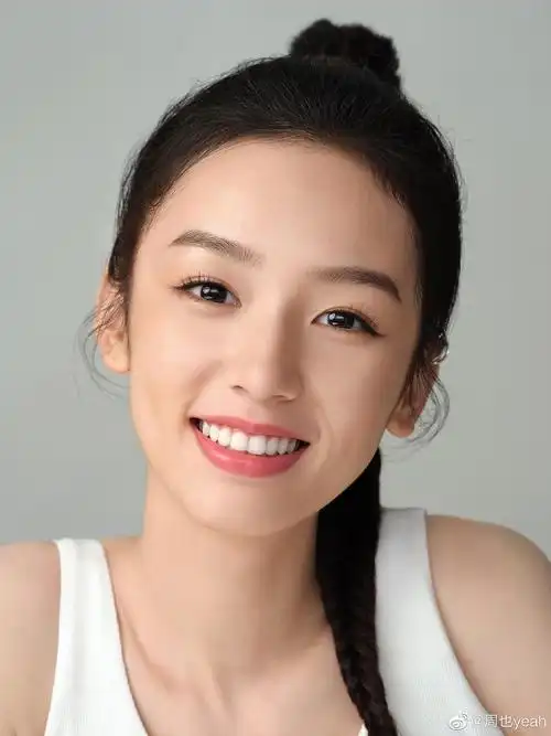 周也不要露齿笑