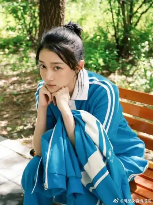 关晓彤#关晓彤在剧中的高中生造型,仿佛让我们看到了国内高中傻的