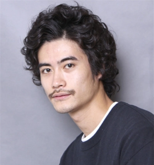 圆脸男生发型圆脸男生剪什么发型比较好看