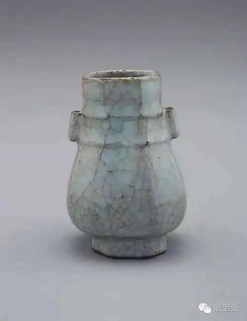 南宋官窑贯耳瓶