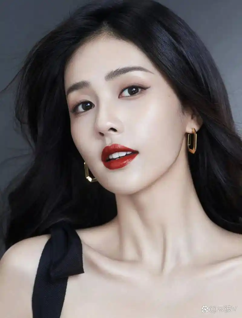 1,#张若昀唐艺昕甜蜜樱桃吻# 张若昀唐艺昕合体拍写真,夫妻高调上演"