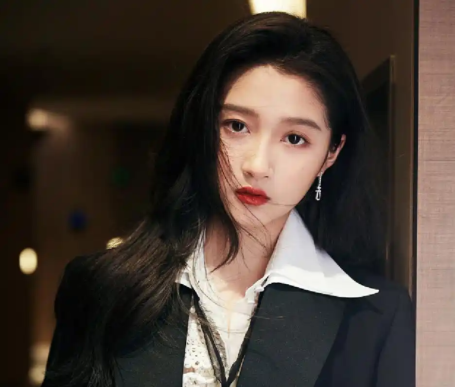 原创关晓彤毫无偶像包袱晒被靴子弄脏的白色袜子自嘲步数太多所致