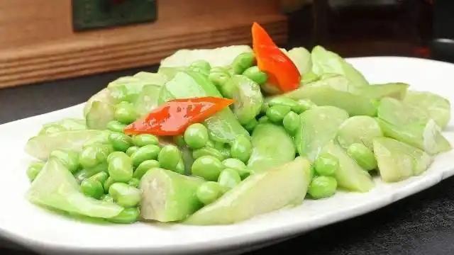 教大家做一道好吃的丝瓜炒毛豆,吃完了还想再吃!