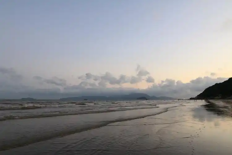 p>阳光咀沙滩位于广东省珠海市金湾区三灶镇阳光咀隧道附近,依山面海