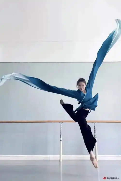 迪丽热巴的舞蹈指导,是"00后"的她!_澎湃号·政务_澎湃新闻-the paper