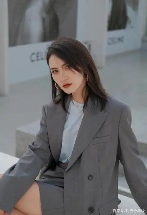 职场丽人高冷总裁范儿,湖蓝色配灰色套装,这颜色高级,太会穿了