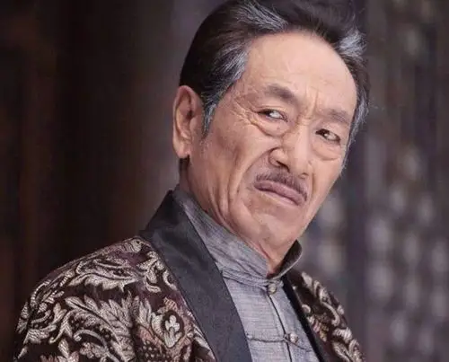 作为老一辈的演员,王奎荣一上场戏份就十分充足,演技无可挑剔,他用