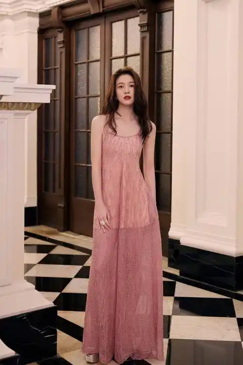 张雪迎粉色连衣裙造型_娱乐_舞台_才华