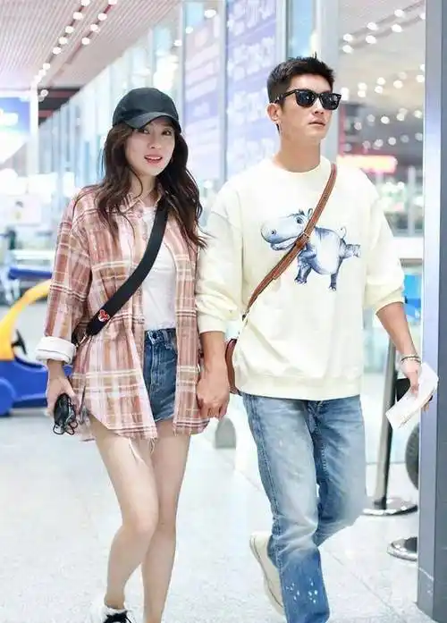 霍思燕与杜江走机场!她穿衬衫 短裤嫩如学生,小4岁的他一脸骄傲