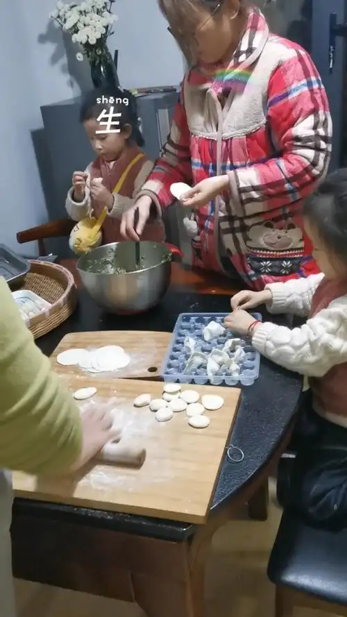 两女儿包饺子