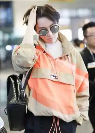 张馨予短发造型亮相机场,帅气中分竟撞脸鹿晗_何捷_长发_感觉