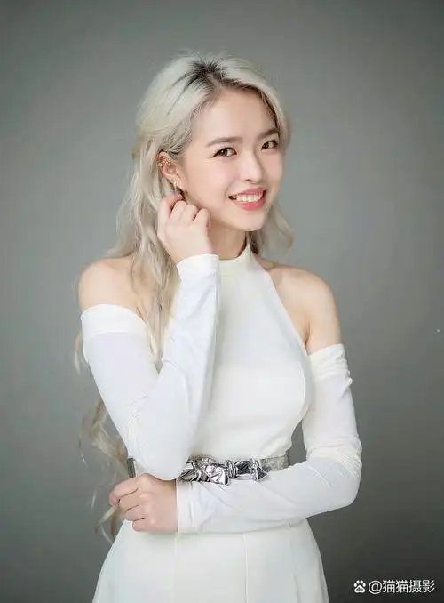 在简约的办公环境中,她展现了不一样的魅力,真的很吸引人呢!