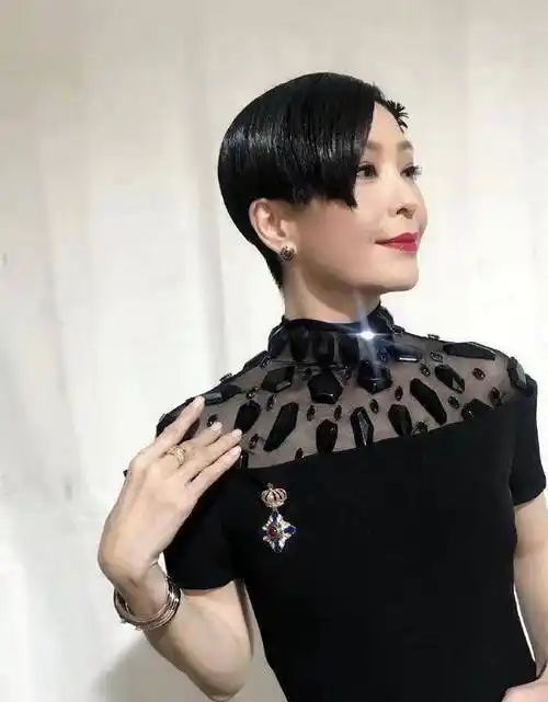 50岁伍咏薇真的越老越美,穿黑色拼接连衣裙配短发,气场好强大_女性