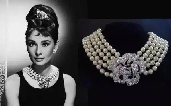 《蒂凡尼的早餐》里面,她穿着黑色小礼服,戴着3层珍珠项链,俏皮而优雅