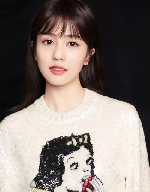 难怪白鹿一直都不留短发,看到她罕见的短发照后,简直是没眼看_网易订