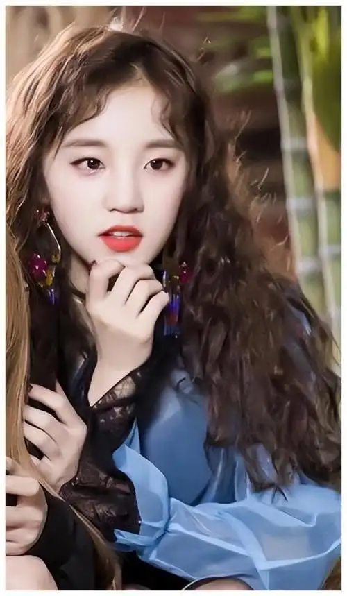 宋雨琦短发赛车服造型甜美可爱飒帅绝