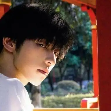 干净阳光的男生头像