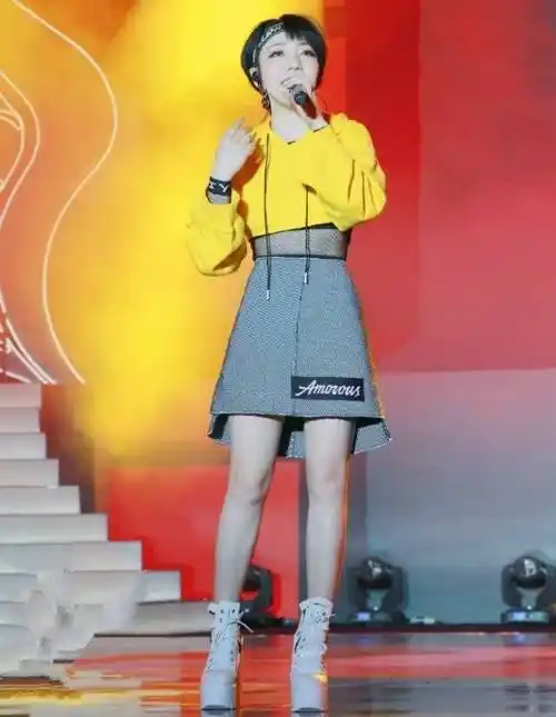 吴莫愁终于穿裙子了,看到她的腿,总算明白她为啥老穿裤子了_性格_上衣