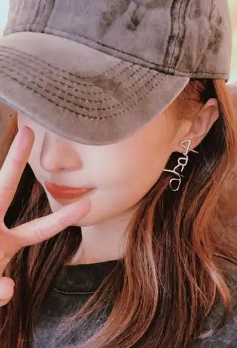 金晨晒怼脸自拍美照开心比耶心情好发文喜上加喜见者有份