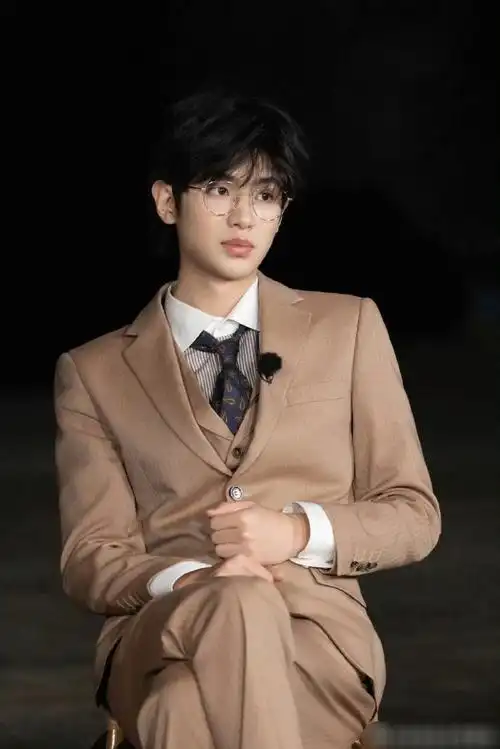 黄明昊这个颜值咋忽高忽低的,不说话真的很帅