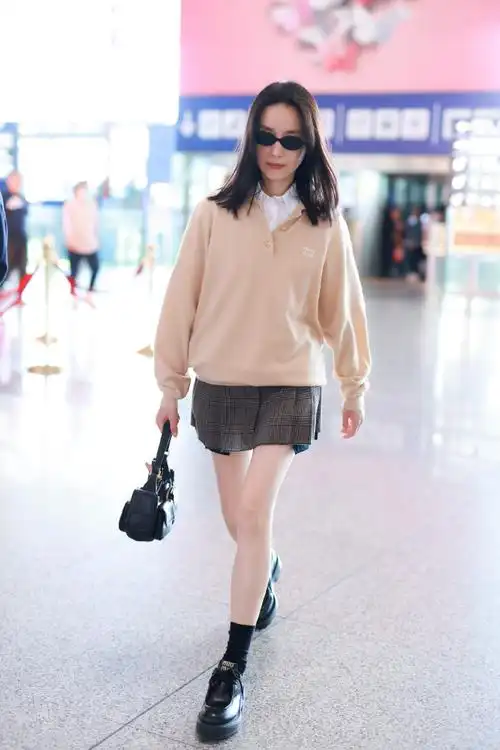 董洁启程巴黎时装周#今日@董洁现身北京机场出发巴黎时装周.