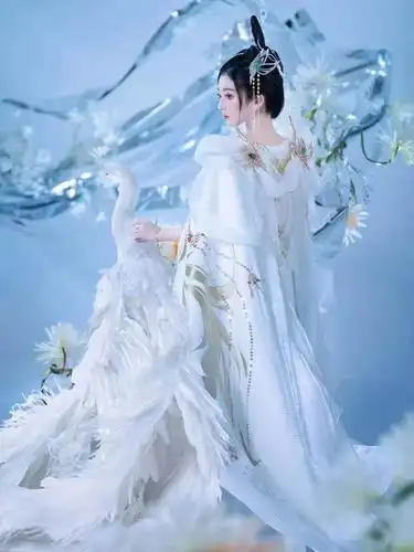 花滑女神李子君古装扮相,肤白貌美,身材窈窕,犹如水中精灵!