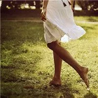 赤脚意境女生头像光着脚踏在水中踩在草坪上