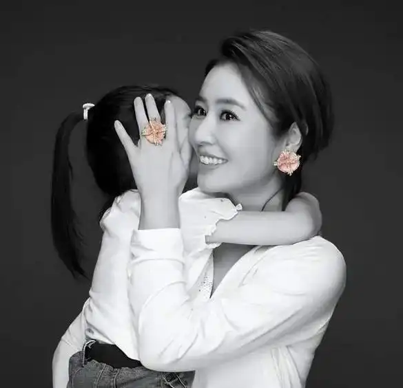 组图:林心如带小海豚录制公益视频 抱着女儿一脸幸福笑容