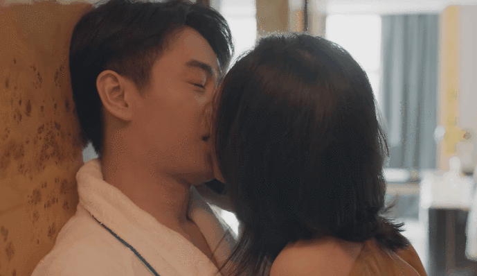 男主在酒店一边跟领导打电话,一边跟老婆亲嘴,声音还特别响.