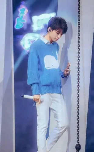 王俊凯壁纸:蓝色海豚毛衣白色裤子,给人的感觉好甜