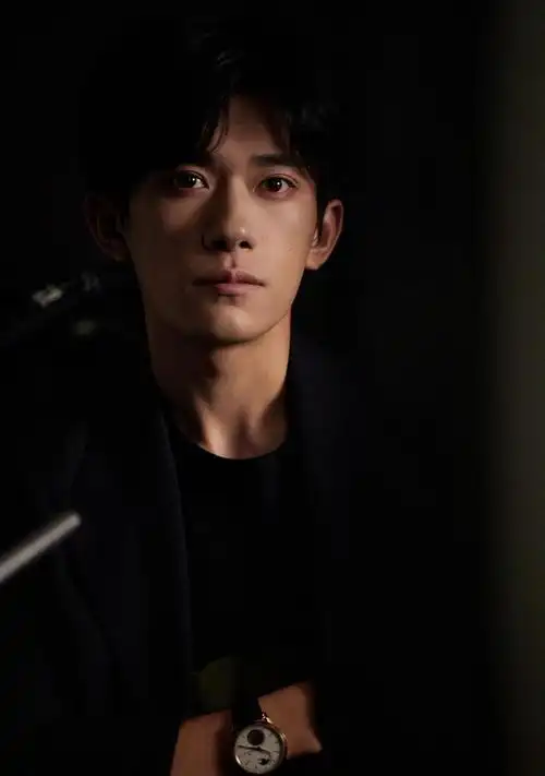 易烊千玺最新写真图,黑色西装雪景氛围感,眼睛看起来有点疲惫