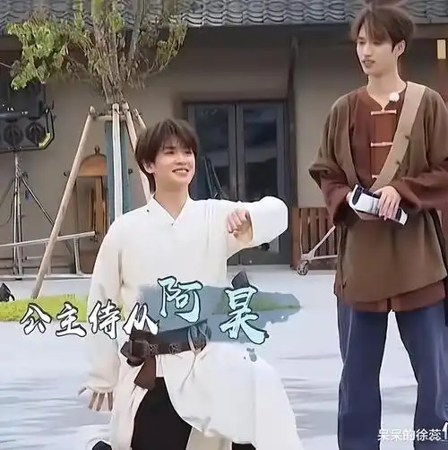 极挑官宣黄明昊提前哥哥们到达录制现场背着哥哥们偷偷幸福