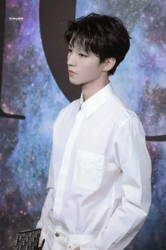 王俊凯白衬衫配挑染刘海