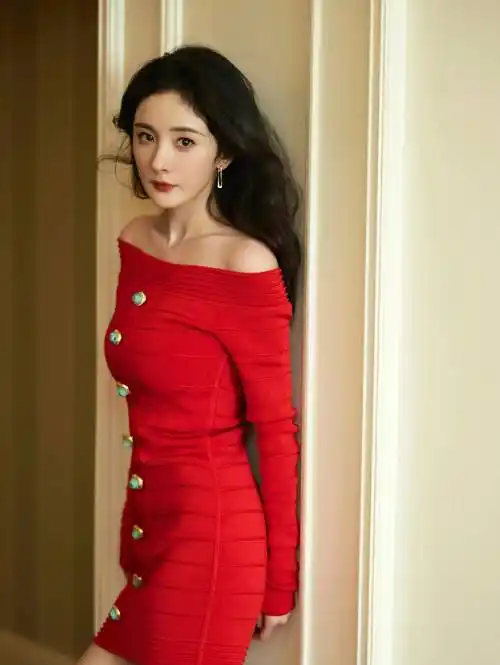 杨幂身着热辣红裙小秀性感 纤细美腿吸睛香肩迷人_活动_于裙_直播