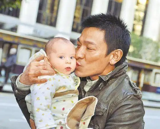 朱丽倩曝大肚照刘德华经纪人不回应图