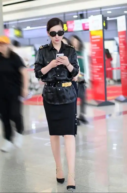 秦海璐黑皮衣搭金腰带机场造型个性酷炫变身帅气女机长
