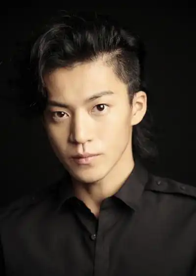 小栗旬无论是上面那个剃一半留一半的奇葩发型,还是下面这个爆炸头,都