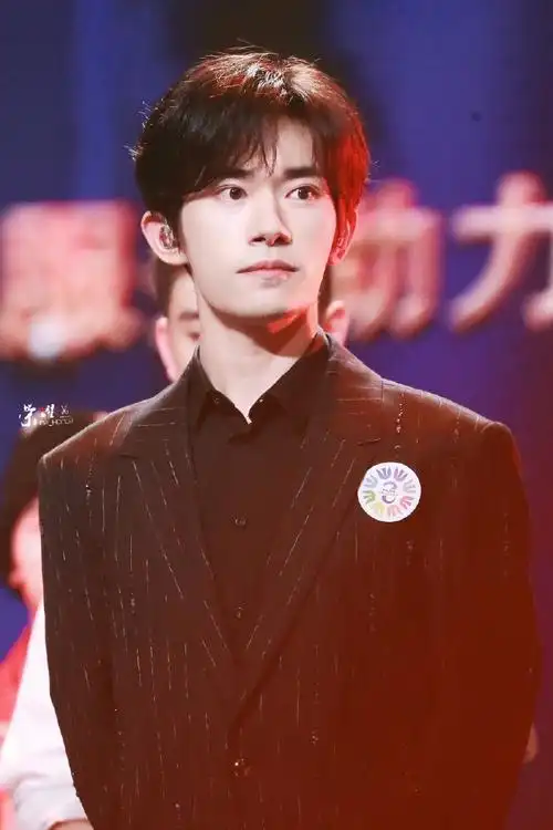 辞星海##易烊千玺于适同框照##易烊千玺不辞星海舞台#  很帅的大明星!