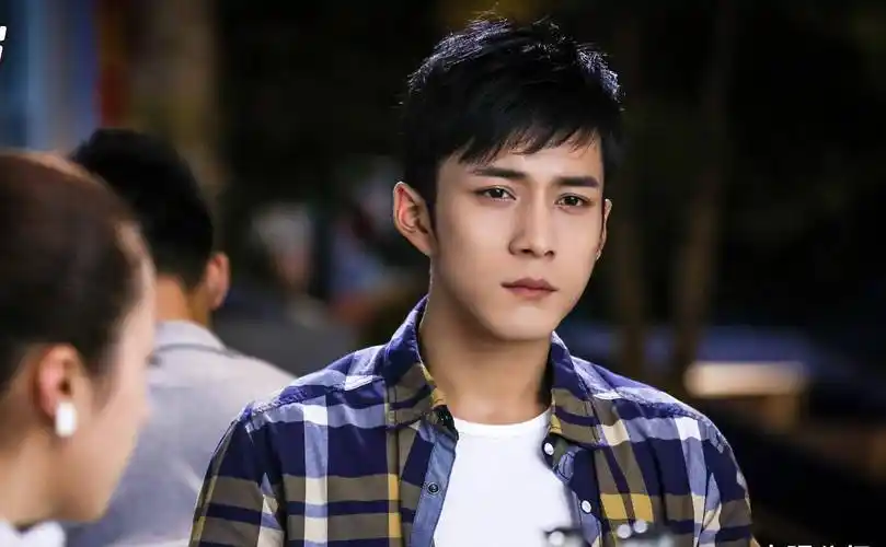 又煞有其事地夸赞张凯丽,再夸赞刘敏涛,还夸赞李斯丹妮和赵今麦,一圈