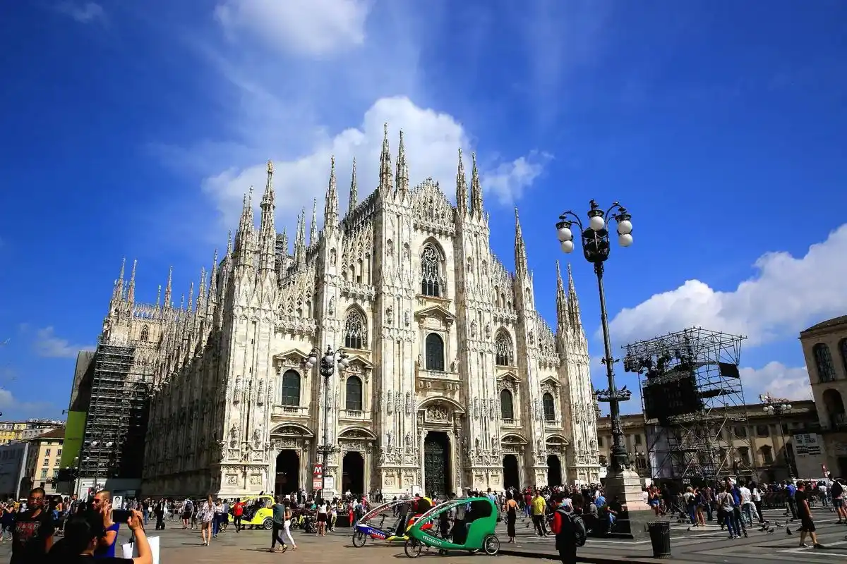 我在欧洲看到最美的建筑,用半天时间爬上屋顶细看精致的细节,忍 - 抖