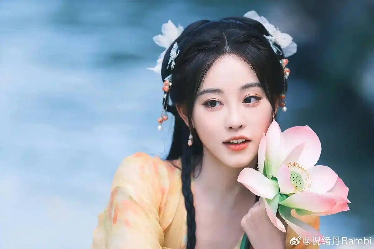 祝绪丹的一组美照曝光,她身穿彩色古装造型娇艳动人,手拿大荷叶 - 抖